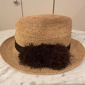Tory Burch Straw hat with raffia Pom Pom. Worn a few times. Good condition